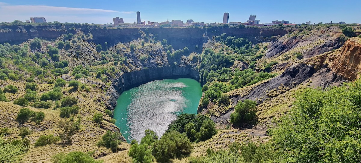 19世纪末南非金伯利钻石矿的宏大挖掘场景